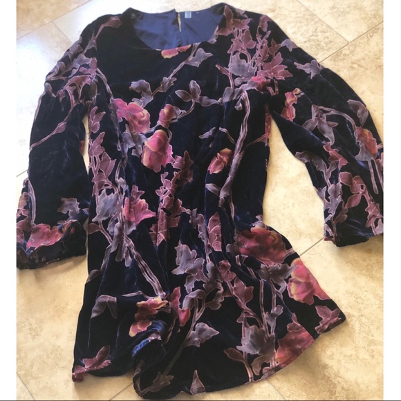 Dresses & Skirts - NWOT Velvteen dress with bell sleeves